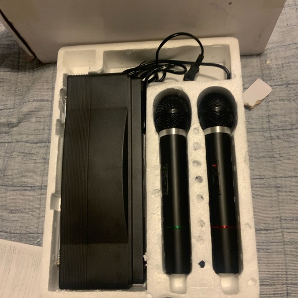 WIRELESS Microphone PA system with 2 hand-held microphones - Picture 2 of 4